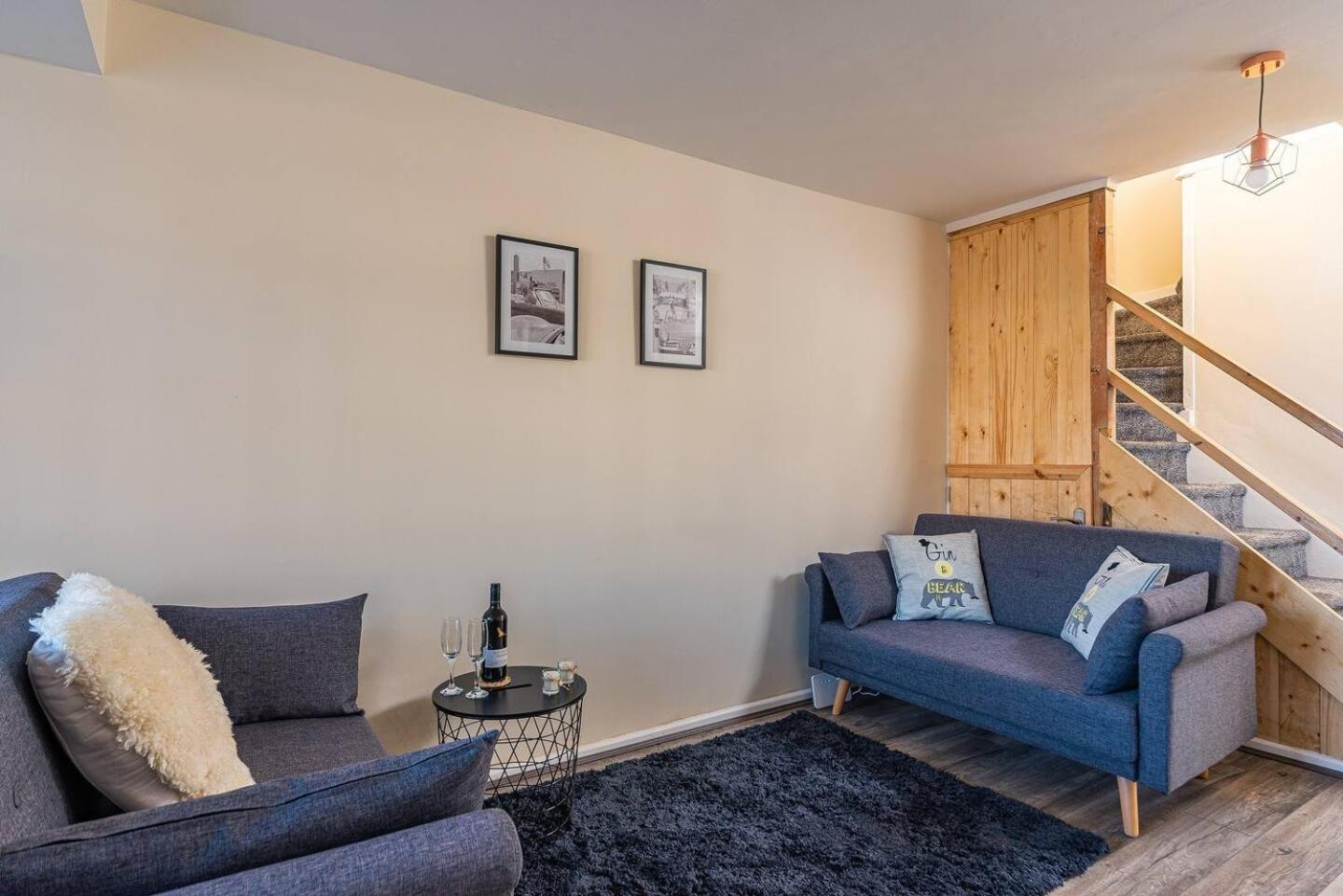 Dudley-Hospital-3Bed-Parking-Long Stay-Contractor 브라이얼리 힐 외부 사진