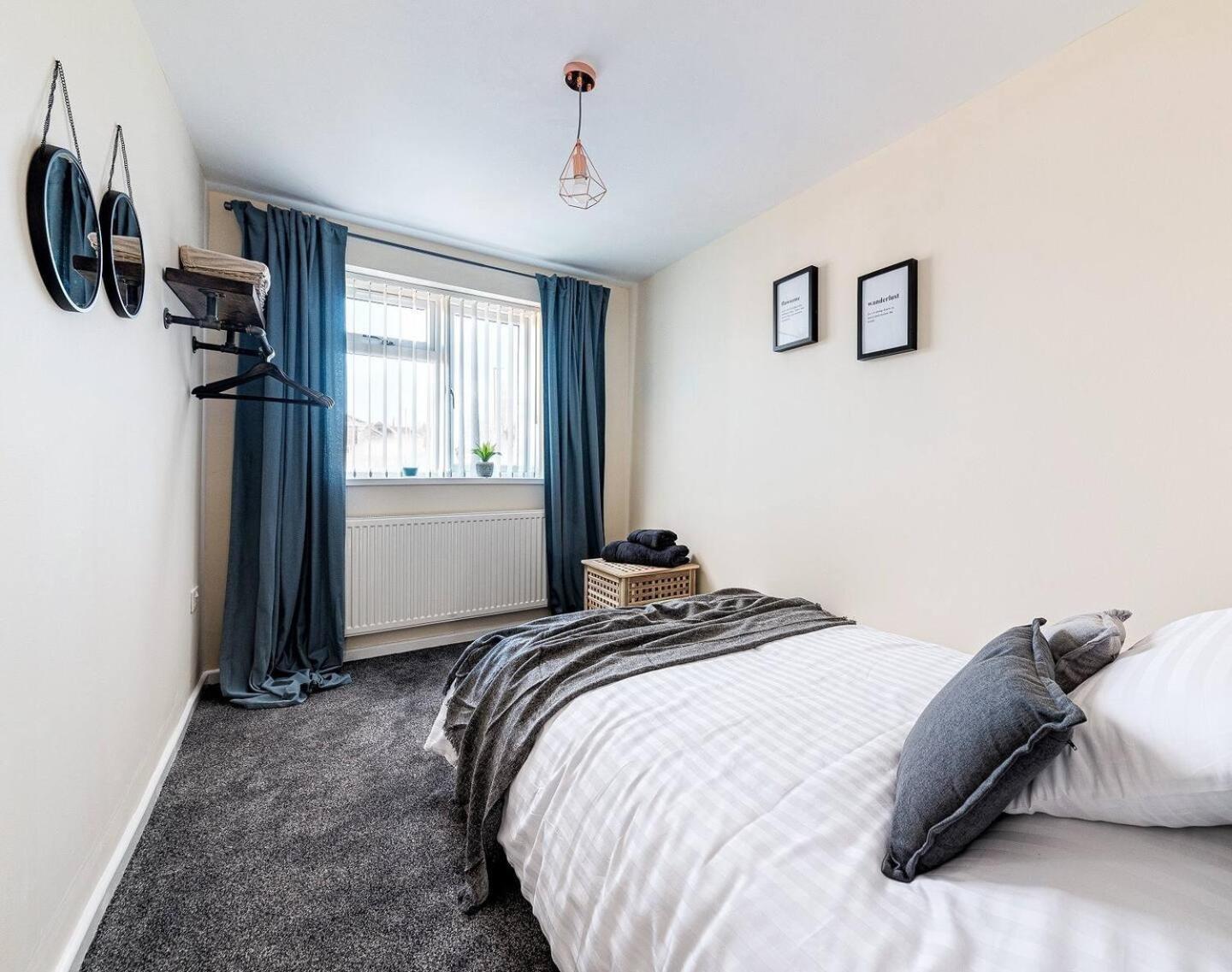 Dudley-Hospital-3Bed-Parking-Long Stay-Contractor 브라이얼리 힐 외부 사진