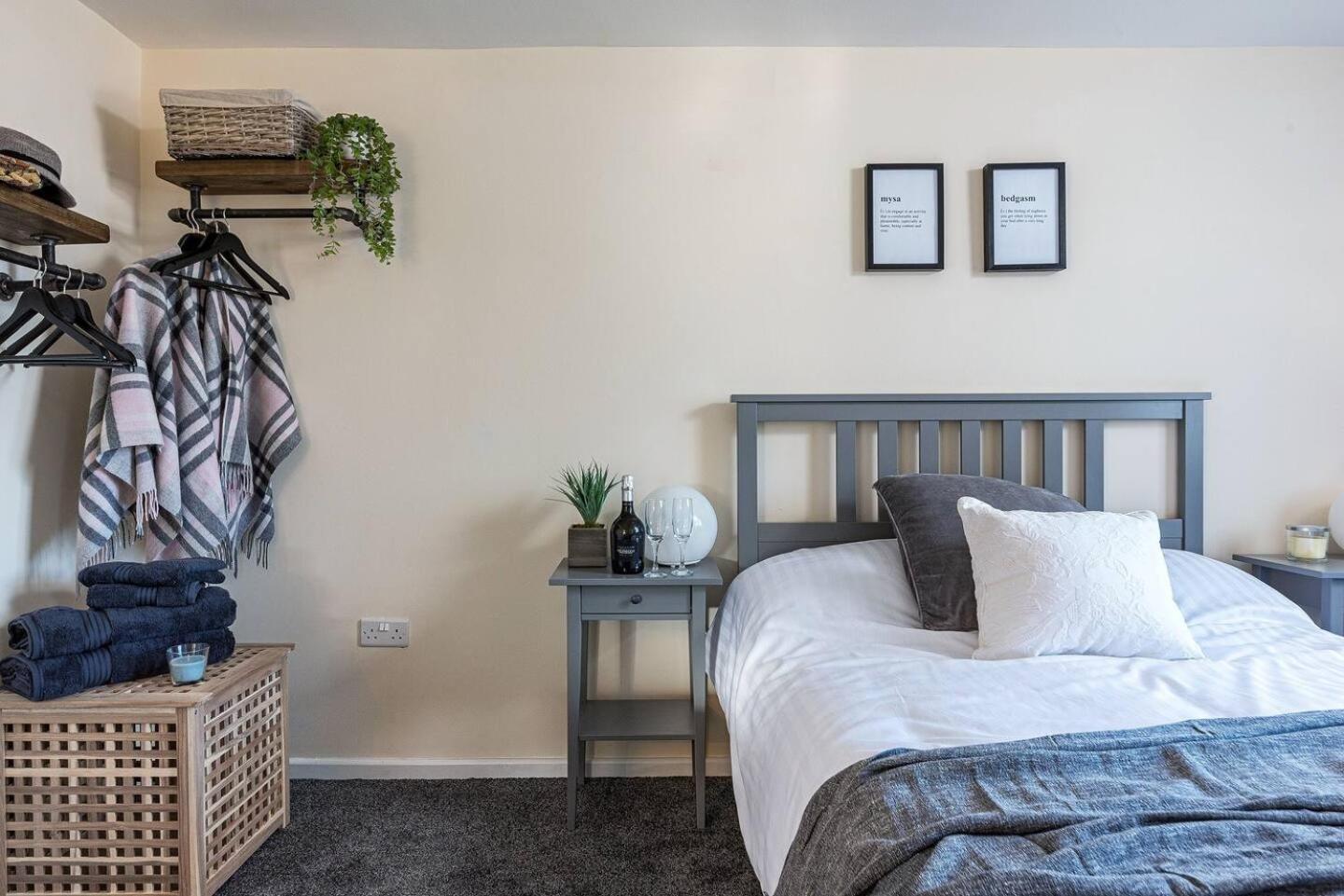 Dudley-Hospital-3Bed-Parking-Long Stay-Contractor 브라이얼리 힐 외부 사진