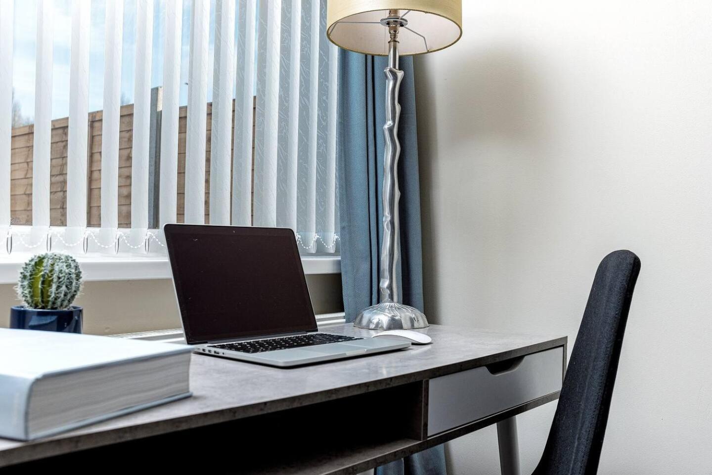 Dudley-Hospital-3Bed-Parking-Long Stay-Contractor 브라이얼리 힐 외부 사진