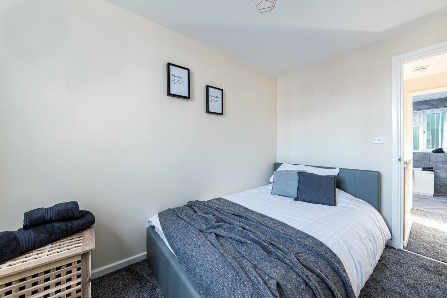 Dudley-Hospital-3Bed-Parking-Long Stay-Contractor 브라이얼리 힐 외부 사진
